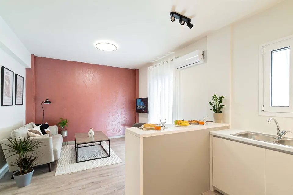 מטבח פתוח לסלון, דירת Airbnb באתונה