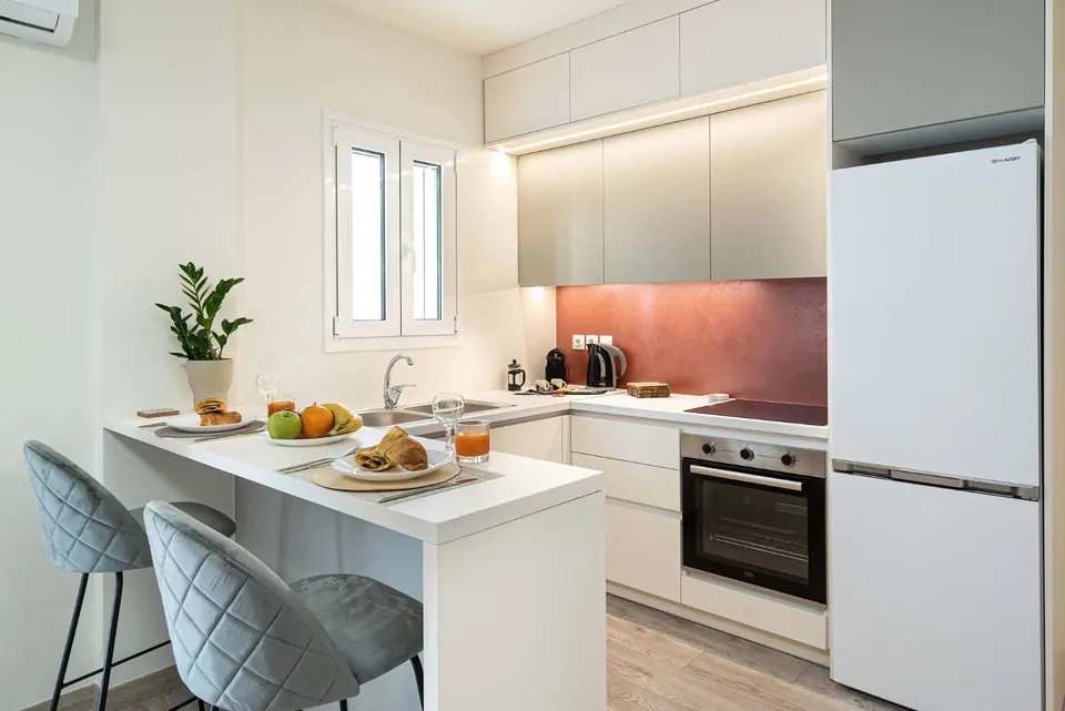 מטבח בגוונים בהירים, דירת Airbnb באתונה