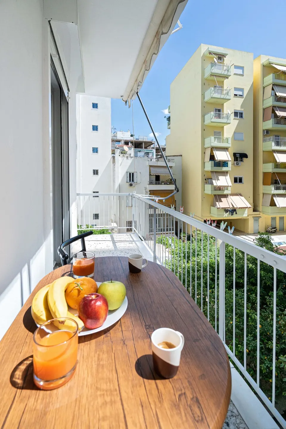 פינת ארוחת בוקר במרפסת, דירת Airbnb באתונה