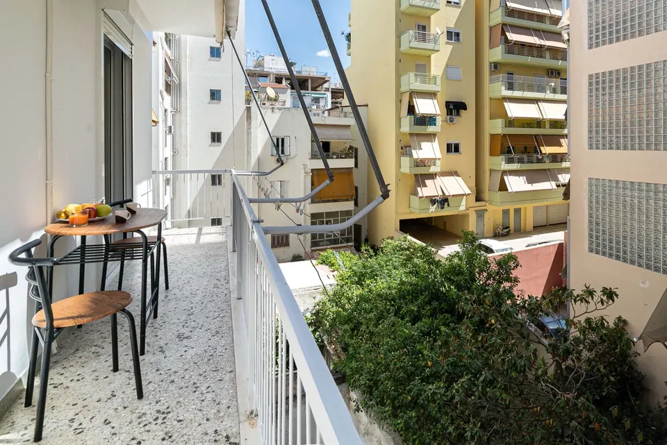 מרפסת עם פינת ישיבה, דירת Airbnb באתונה